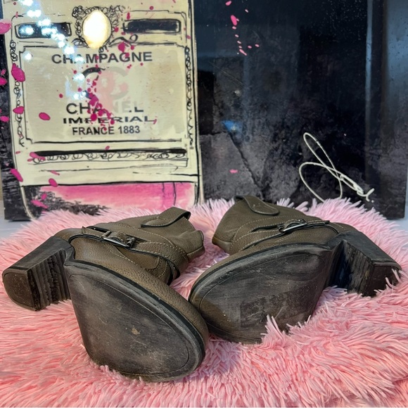 Unleashed by rocket dog western ankle boots with a chunky heel. Women’s size 7. - Picture 5 of 6